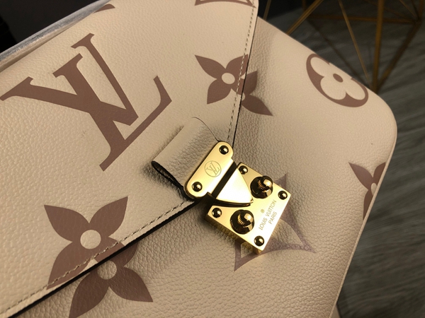 N級品ルイヴィトンバッグ角部分ディテール